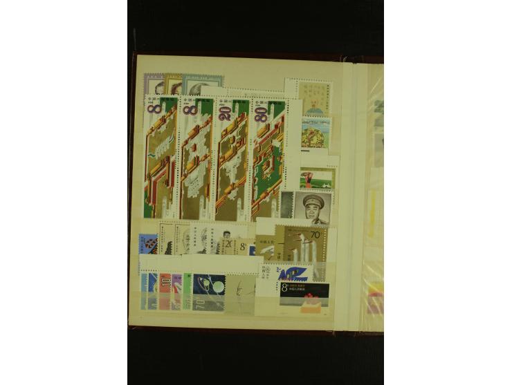 1979/89, postfrische Partie mit Blocks im kleinen Einsteckbuch