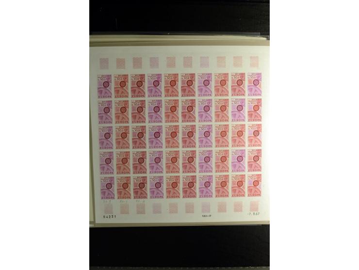 1957/82, postfrische Partie ungezähnter Farb-Probedrucke, fast ausschließlich im kompletten Bogen mit ein- und mehrfarbigen S