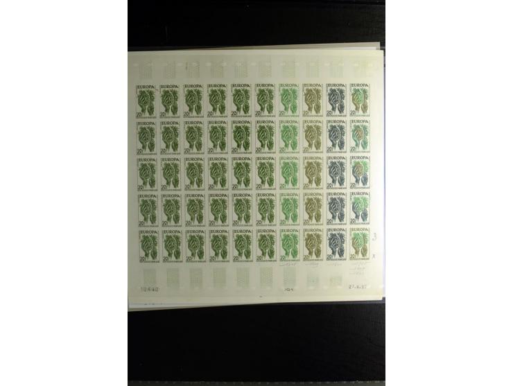 1957/82, postfrische Partie ungezähnter Farb-Probedrucke, fast ausschließlich im kompletten Bogen mit ein- und mehrfarbigen S
