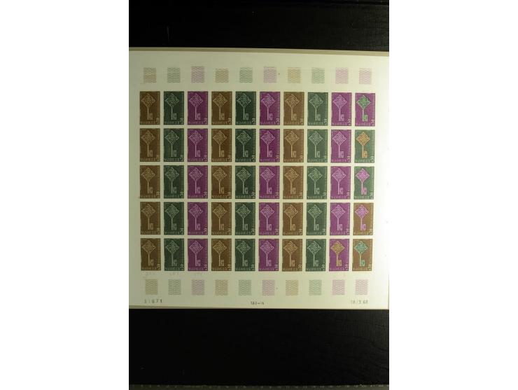 1957/82, postfrische Partie ungezähnter Farb-Probedrucke, fast ausschließlich im kompletten Bogen mit ein- und mehrfarbigen S