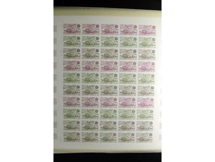 1957/82, postfrische Partie ungezähnter Farb-Probedrucke, fast ausschließlich im kompletten Bogen mit ein- und mehrfarbigen S