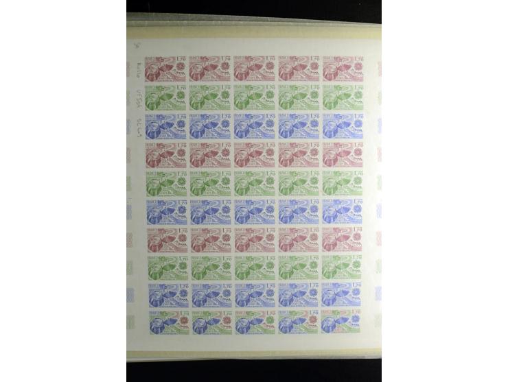 1957/82, postfrische Partie ungezähnter Farb-Probedrucke, fast ausschließlich im kompletten Bogen mit ein- und mehrfarbigen S
