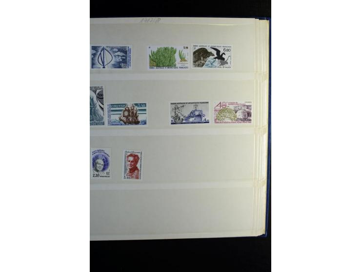 1948/2005, postfrische Sammlung mit u.a. Mi.-Nr. 1-45, Markenheftchen und vielen ungezähnten Marken