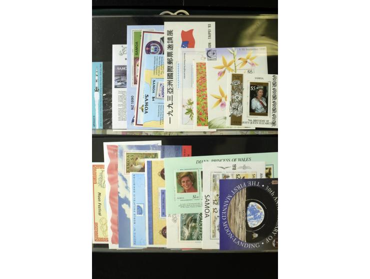 1962/2011, vierbändige postfrische Sammlung, dabei Einheiten, verschiedene Wasserzeichen, Kleinbogen, Zusammendrucke und Zwis