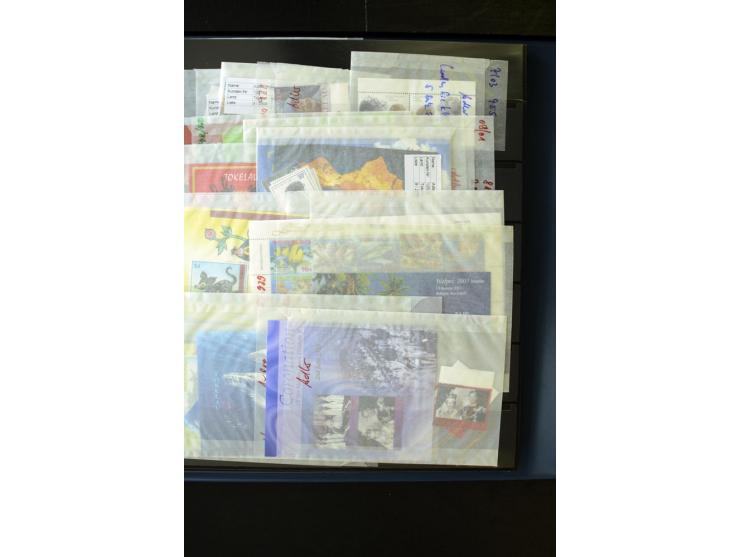 1948/2012, vorwiegend postfrische Sammlung, dabei Stempelmarken, Einheiten, Zusammendrucke, Zwischenstege, Souvenir-Zusammens