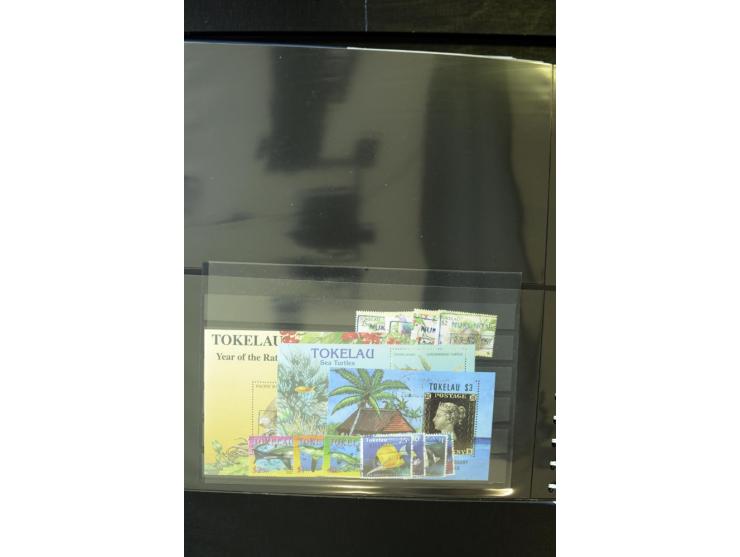 1948/2012, vorwiegend postfrische Sammlung, dabei Stempelmarken, Einheiten, Zusammendrucke, Zwischenstege, Souvenir-Zusammens