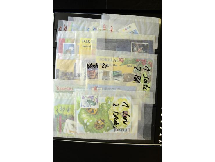 1948/2012, vorwiegend postfrische Sammlung, dabei Stempelmarken, Einheiten, Zusammendrucke, Zwischenstege, Souvenir-Zusammens