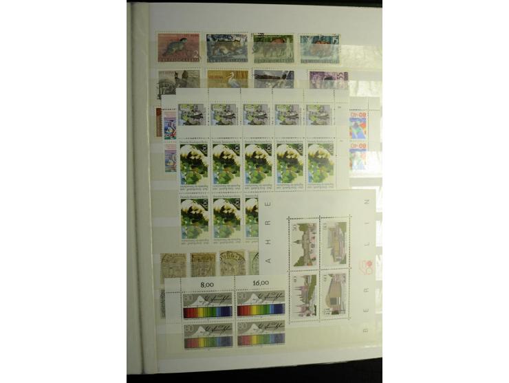 1850/1990 (ca.), postfrische, ungebrauchte und gestempelte Partie mit einer Vielzahl guter Werte, Sätze und Blocks, dabei u.a