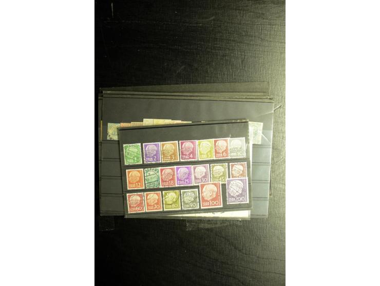 1850/1973 (ca.), Partie Fälschungen und Verfälschungen, teils gekennzeichnet, im kleinen Karton