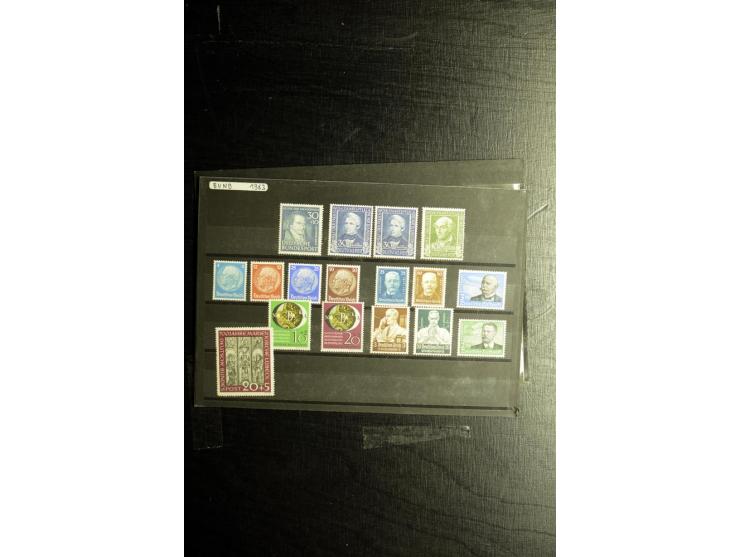 1850/1973 (ca.), Partie Fälschungen und Verfälschungen, teils gekennzeichnet, im kleinen Karton