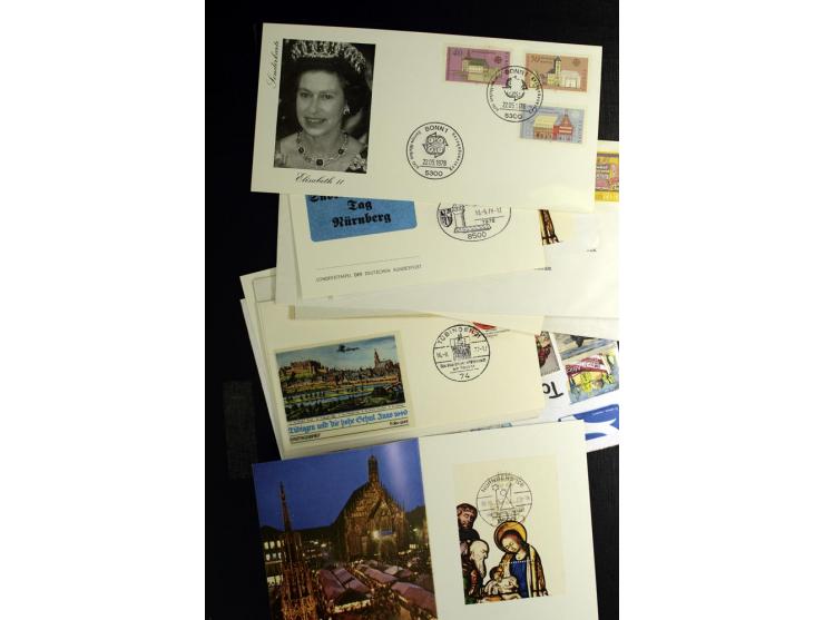 1870/1960 (ca.), etwa 1000 Briefe, Karten und Ganzsachen, überwiegend Ausland, aber auch Dt. Reich, Abstimmungsgebiete, etc. 