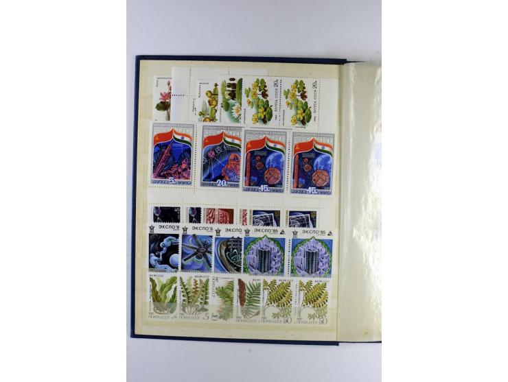 GAGARIN: Interessante Sammlung auf insgesamt über 70 Blättern, dabei verschiedene Marken, Sonderstempel in verschiedenen Farb