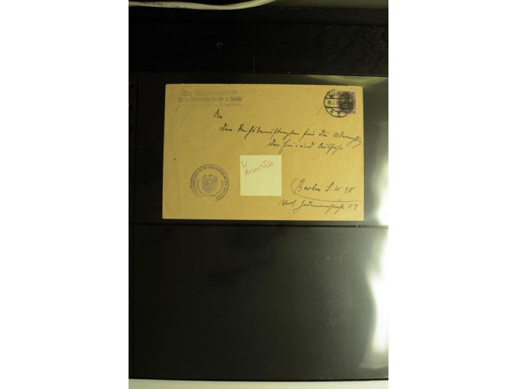 1920, Stempelsammlung auf losen Marken, Briefstücken und 28 Briefen, Karten und Ganzsachen, Postanweisungen und Paketkarte, d