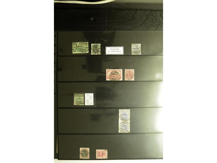 1920, Stempelsammlung auf losen Marken, Briefstücken und 28 Briefen, Karten und Ganzsachen, Postanweisungen und Paketkarte, d