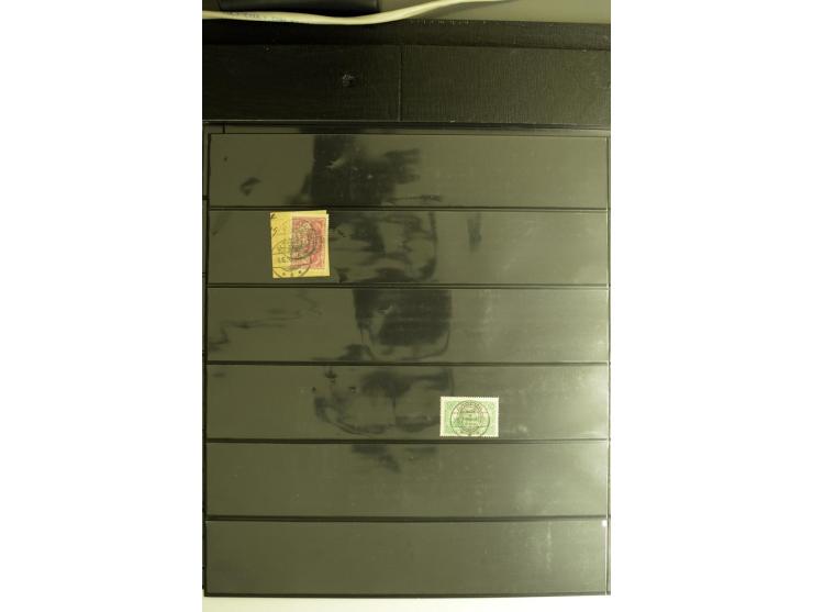 1920, Stempelsammlung auf losen Marken, Briefstücken und 28 Briefen, Karten und Ganzsachen, Postanweisungen und Paketkarte, d