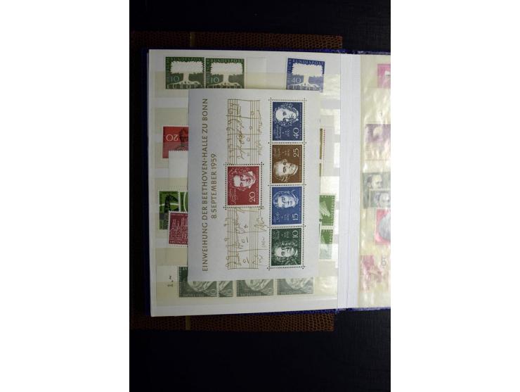1945/55, vorwiegend postfrische Partie besserer Werte, dabei Französische Zone inkl. 46II augenscheinlich komplett, Bizone 52