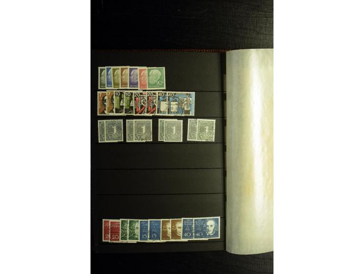 1945/55, vorwiegend postfrische Partie besserer Werte, dabei Französische Zone inkl. 46II augenscheinlich komplett, Bizone 52