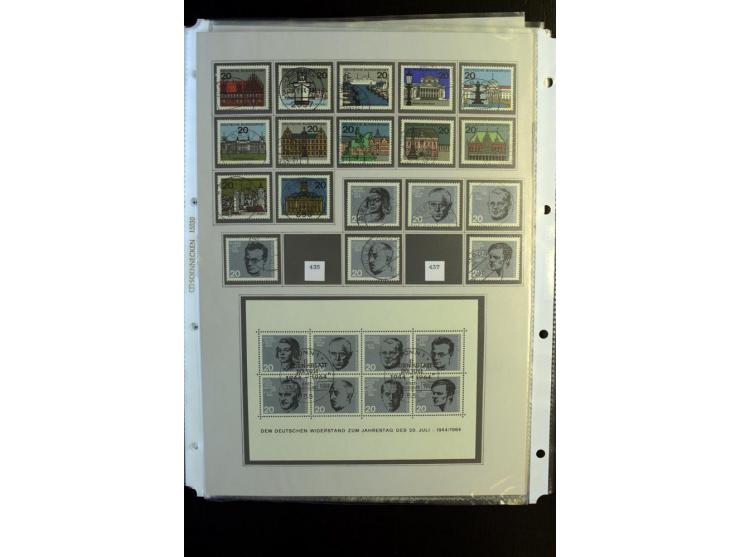 1945/90, gestempelte Sammlung, dabei SBZ mit guten Blockausgaben, DDR mit besseren, Berlin in den Hauptnummern komplett, dabe