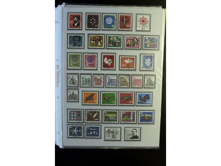 1945/90, gestempelte Sammlung, dabei SBZ mit guten Blockausgaben, DDR mit besseren, Berlin in den Hauptnummern komplett, dabe