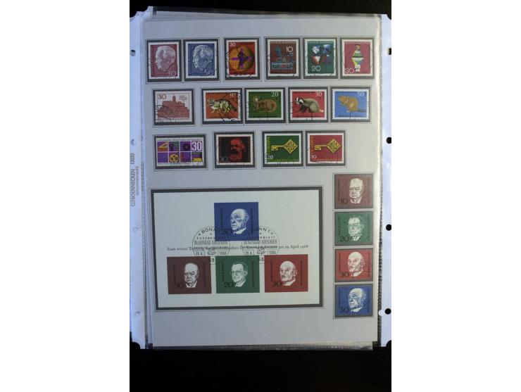 1945/90, gestempelte Sammlung, dabei SBZ mit guten Blockausgaben, DDR mit besseren, Berlin in den Hauptnummern komplett, dabe