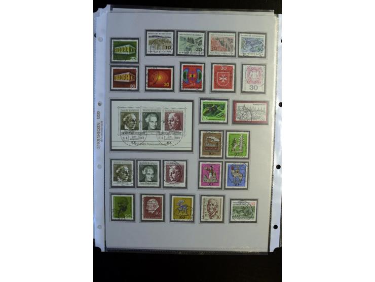 1945/90, gestempelte Sammlung, dabei SBZ mit guten Blockausgaben, DDR mit besseren, Berlin in den Hauptnummern komplett, dabe