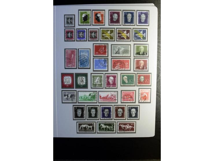 1945/90, gestempelte Sammlung, dabei SBZ mit guten Blockausgaben, DDR mit besseren, Berlin in den Hauptnummern komplett, dabe