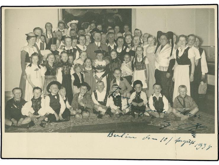 Adolph Hitler, eigenhändige Unterschrift mit Widmung auf Gruppenfoto (leichter Bug), datiert "Berlin den 10 / August 1938" mi
