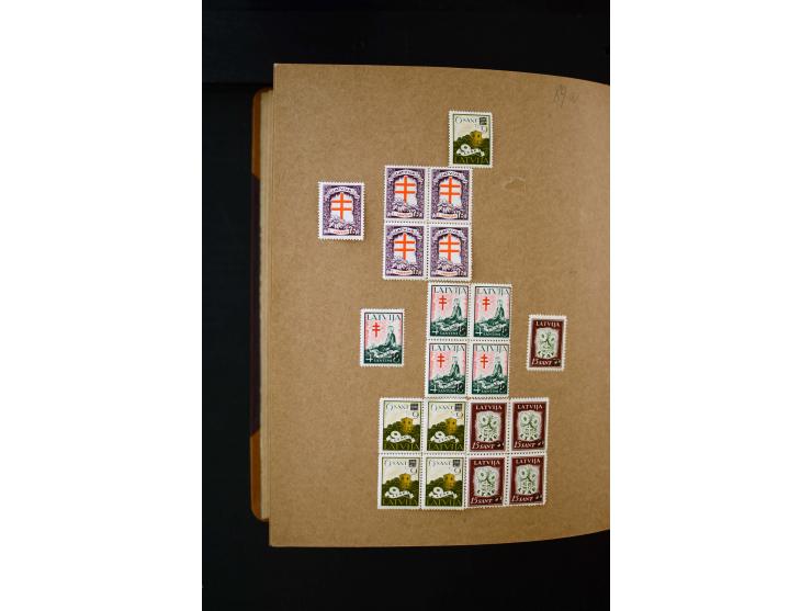 1918/40, umfangreiche ungebrauchte/postfrische und gestempelte Sammlung, teils aufgezogen auf alten Blanko-Blättern und besch