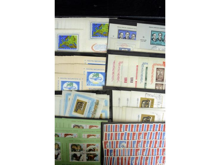 1864/1992 (ca.), postfrischer, ungebrauchter und gestempelter, reichhaltiger Bestand mit vielen guten Blocks, auf Steckkarten