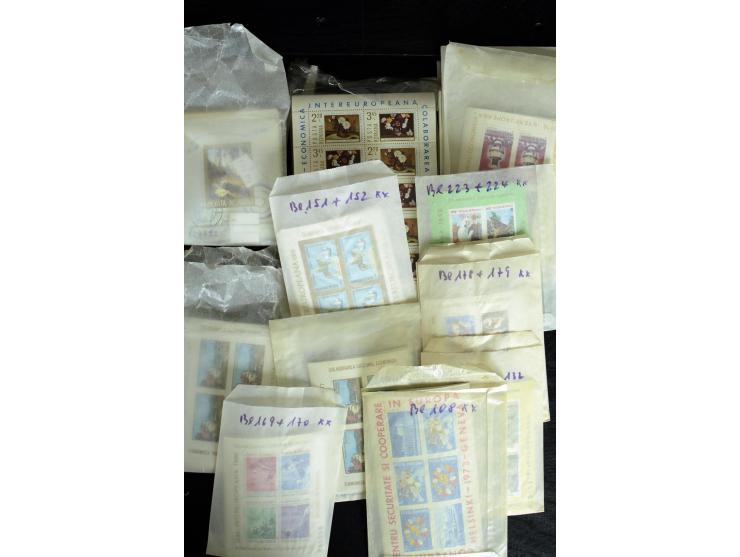 1864/1992 (ca.), postfrischer, ungebrauchter und gestempelter, reichhaltiger Bestand mit vielen guten Blocks, auf Steckkarten
