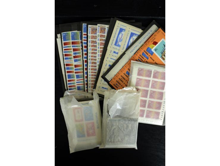 1864/1992 (ca.), postfrischer, ungebrauchter und gestempelter, reichhaltiger Bestand mit vielen guten Blocks, auf Steckkarten
