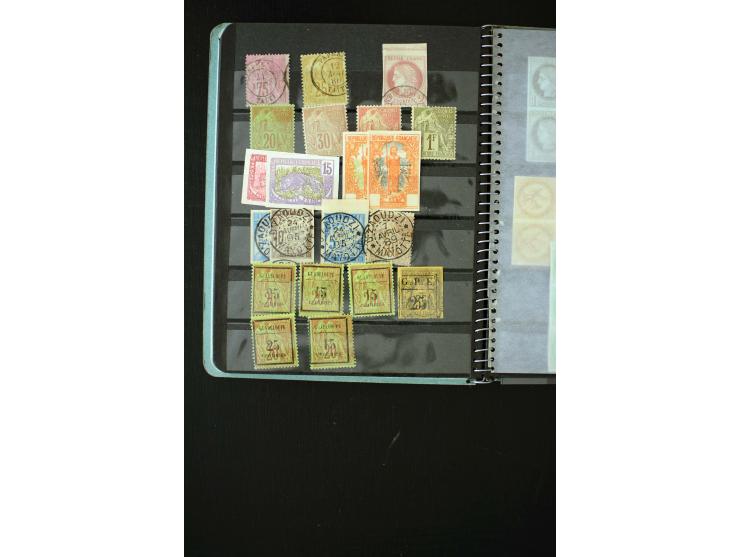 1859/1945 (ca.), kleine Partie im Ministeckbuch, dabei diverse Blockstücke Allgemeine Ausgaben Franz. Kolonien, u.a. Mi. 3K i