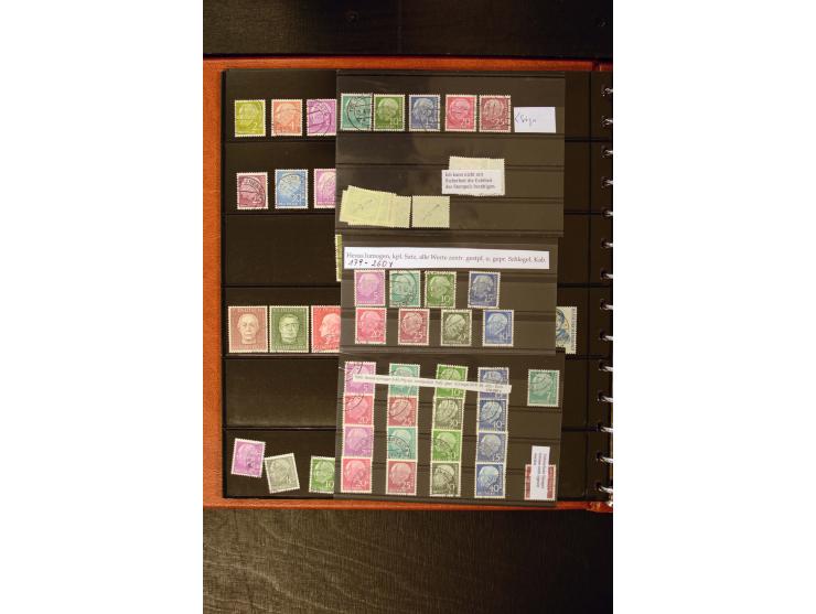 1949/57, postfische und gestempelte Sammlung, in den Hauptnummern mindstens zweimal komplett, dazu viele weitere gute Werte, 