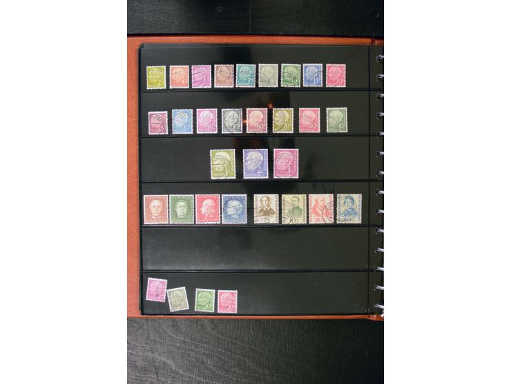 1949/57, postfische und gestempelte Sammlung, in den Hauptnummern mindstens zweimal komplett, dazu viele weitere gute Werte, 
