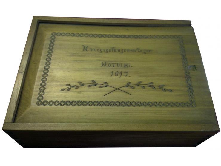KRIEGSGEFANGENLAGER MOTUIHI: Holzkiste (38,5x28x11,5cm) mit Einschubdeckel, von Matrosen für Hanssen angefertigt, mit eingesc
