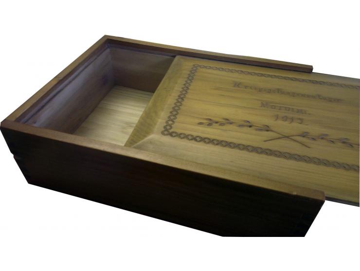 KRIEGSGEFANGENLAGER MOTUIHI: Holzkiste (38,5x28x11,5cm) mit Einschubdeckel, von Matrosen für Hanssen angefertigt, mit eingesc