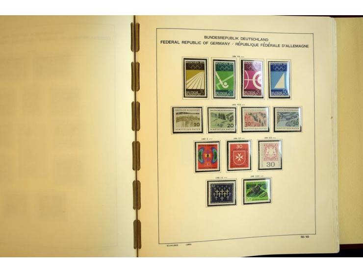 1945/85, umfangreicher ungebrauchter/postfrischer und gestempelter Bestand mit vielen besseren Werten und Ausgaben, teils meh