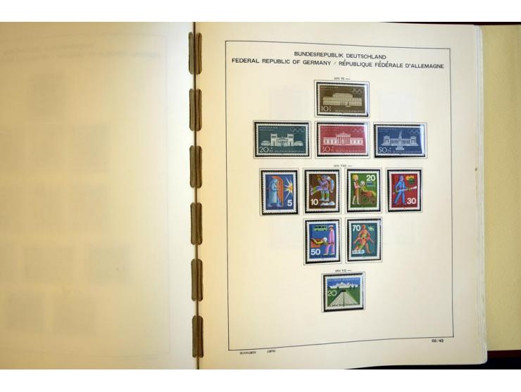 1945/85, umfangreicher ungebrauchter/postfrischer und gestempelter Bestand mit vielen besseren Werten und Ausgaben, teils meh