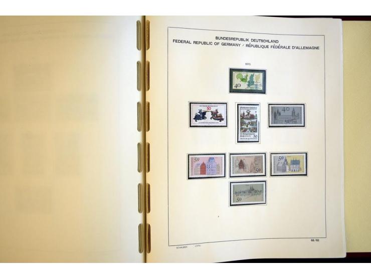 1945/85, umfangreicher ungebrauchter/postfrischer und gestempelter Bestand mit vielen besseren Werten und Ausgaben, teils meh