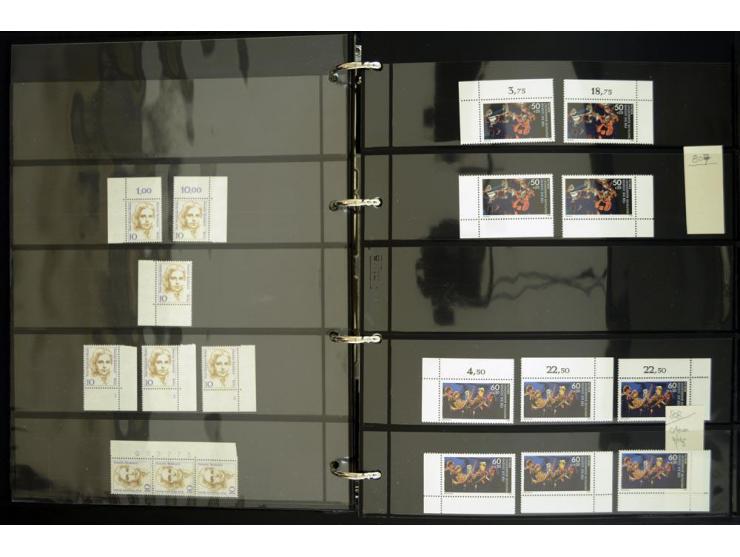 1948/90, postfrische Spezialsammlung, fast ausschließlich Rand- und vor allem Eckrandstücke, dabei auch Paare und 4er-Blocks,