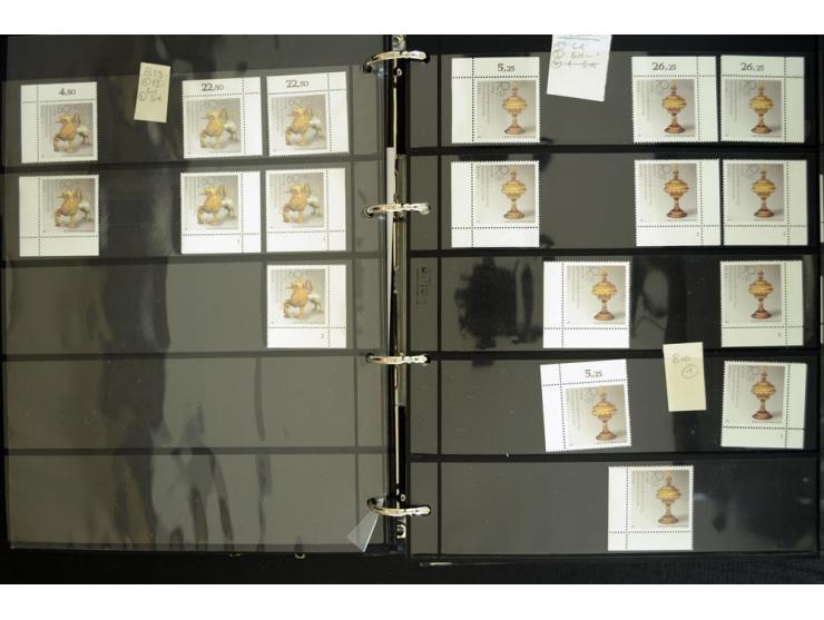 1948/90, postfrische Spezialsammlung, fast ausschließlich Rand- und vor allem Eckrandstücke, dabei auch Paare und 4er-Blocks,