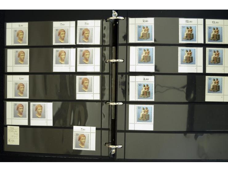 1948/90, postfrische Spezialsammlung, fast ausschließlich Rand- und vor allem Eckrandstücke, dabei auch Paare und 4er-Blocks,