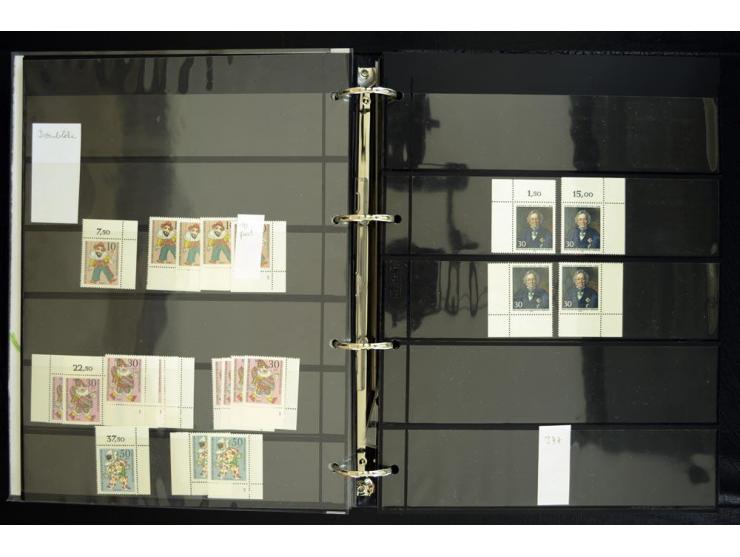 1948/90, postfrische Spezialsammlung, fast ausschließlich Rand- und vor allem Eckrandstücke, dabei auch Paare und 4er-Blocks,