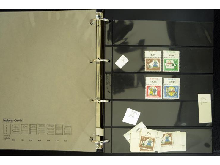 1948/90, postfrische Spezialsammlung, fast ausschließlich Rand- und vor allem Eckrandstücke, dabei auch Paare und 4er-Blocks,