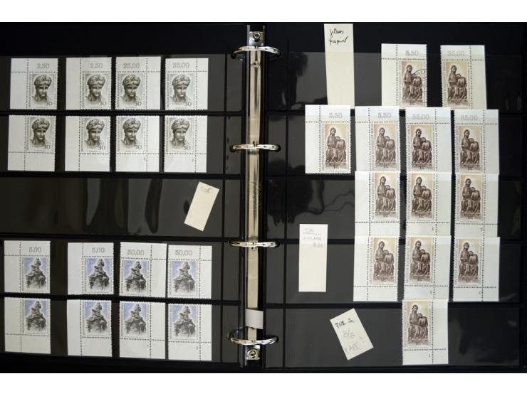 1948/90, postfrische Spezialsammlung, fast ausschließlich Rand- und vor allem Eckrandstücke, dabei auch Paare und 4er-Blocks,