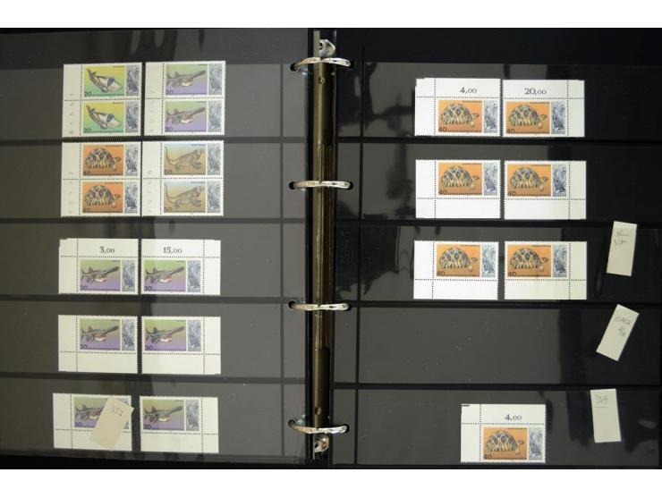 1948/90, postfrische Spezialsammlung, fast ausschließlich Rand- und vor allem Eckrandstücke, dabei auch Paare und 4er-Blocks,