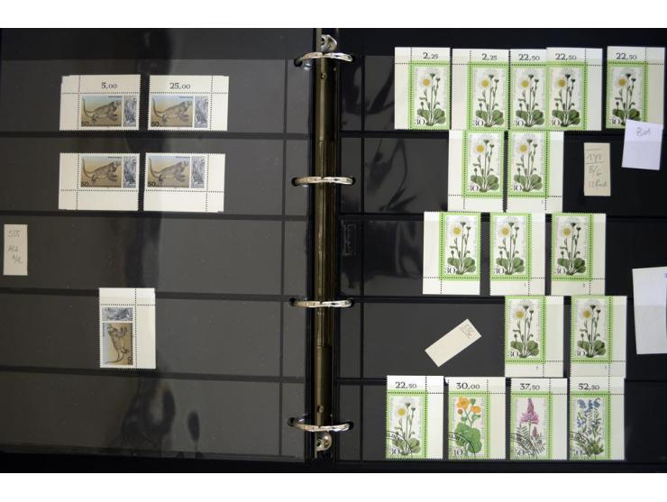1948/90, postfrische Spezialsammlung, fast ausschließlich Rand- und vor allem Eckrandstücke, dabei auch Paare und 4er-Blocks,