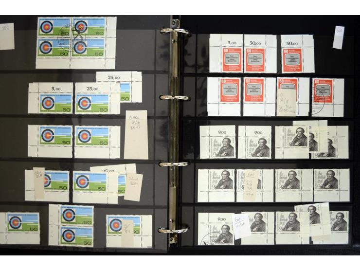 1948/90, postfrische Spezialsammlung, fast ausschließlich Rand- und vor allem Eckrandstücke, dabei auch Paare und 4er-Blocks,
