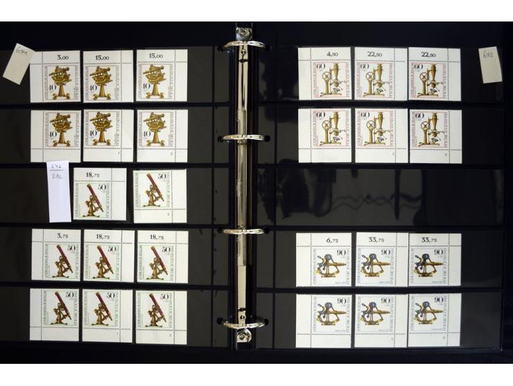 1948/90, postfrische Spezialsammlung, fast ausschließlich Rand- und vor allem Eckrandstücke, dabei auch Paare und 4er-Blocks,