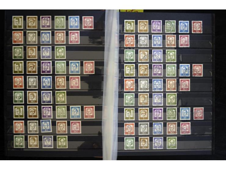 1948/1990, umfangreicher Sammlerbestand in 16 Alben, vieles mehrfach, dabei u.a. Mi.-Nr.  27, 32, 33, 34, 38(2) ,39(2) ,40(2)